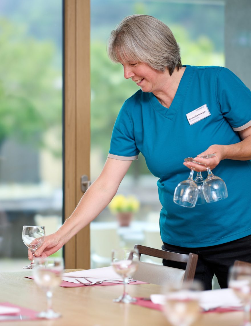 Der Spannort mit seiner Cafeteria und dem grosszügigen Speisesaal ist ein Ort der Begegnung für Jung und Alt. Der Spannort mit seiner Cafeteria und dem grosszügigen Speisesaal ist ein Ort der Begegnung für Jung und Alt.