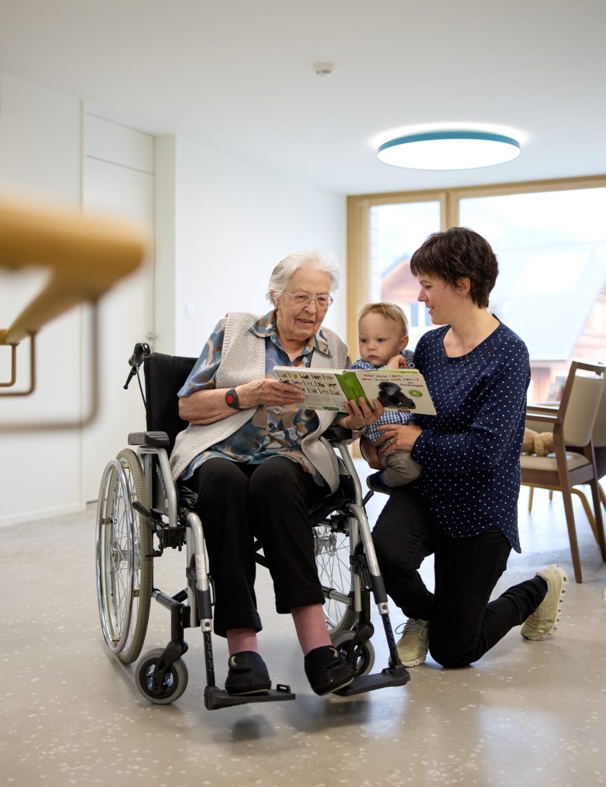 Das Wohlbefinden und die Zufriedenheit unserer Bewohnerinnen und Bewohner, Angehörigen und Mitarbeitenden liegen uns am Herzen. Das Wohlbefinden und die Zufriedenheit unserer Bewohnerinnen und Bewohner, Angehörigen und Mitarbeitenden liegen uns am Herzen.