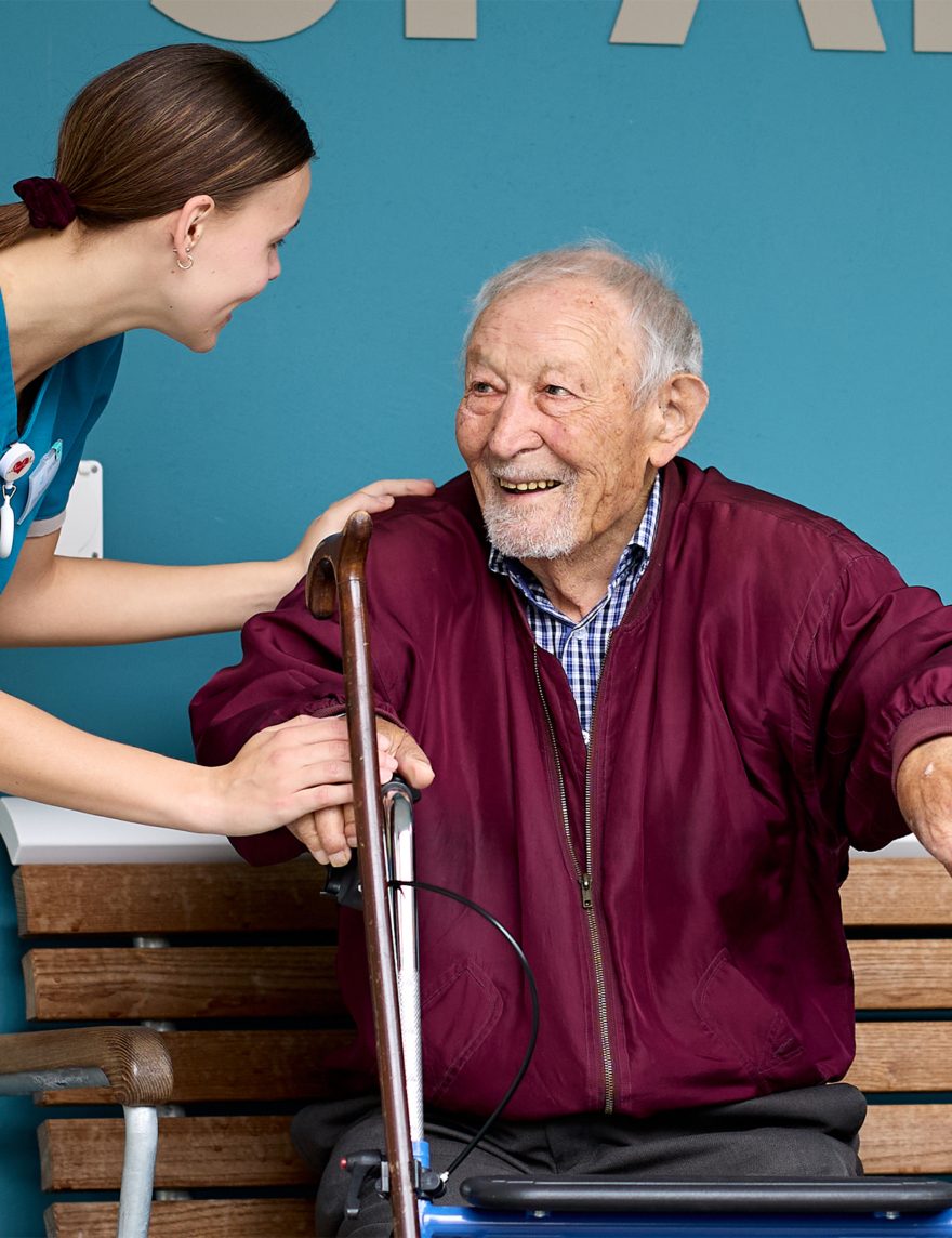 Bei der Pflege und Betreuung berücksichtigen wir Ihre persönliche Lebensgeschichte. Bei der Pflege und Betreuung berücksichtigen wir Ihre persönliche Lebensgeschichte.