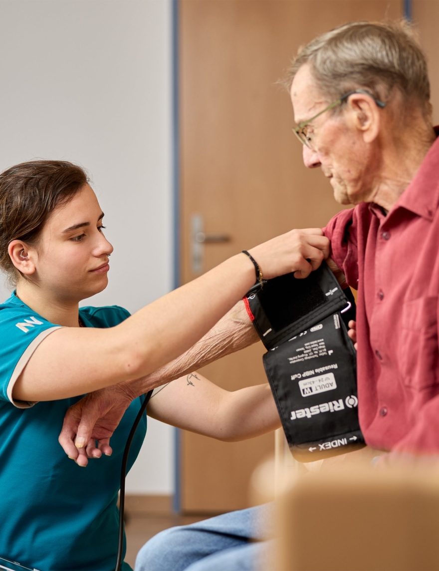Bei der Pflege und Betreuung berücksichtigen wir Ihre persönliche Lebensgeschichte. Bei der Pflege und Betreuung berücksichtigen wir Ihre persönliche Lebensgeschichte.