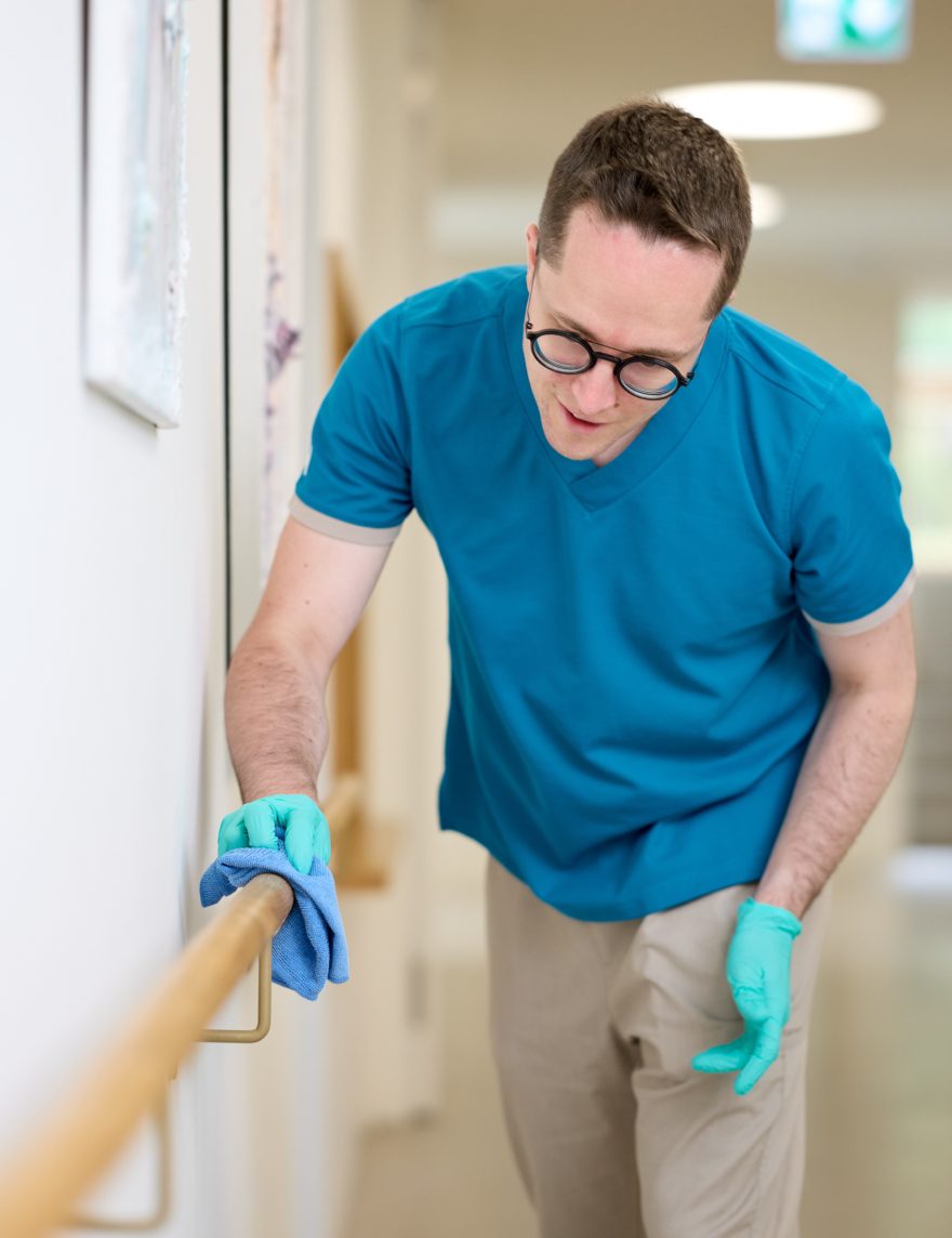 Ihr Zimmer wird mehrmals die Woche gereinigt sowie mit frisch duftender Bettwäsche und weichen Frotteetüchern versorgt.